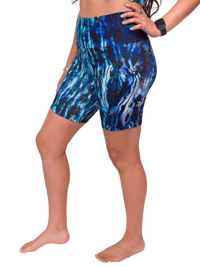 Model: Danielle is a marine GIS analyst who works in coastal habitats. She is 5'8", 155 lbs and is wearing a size M.