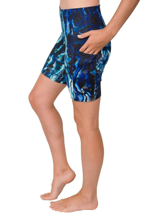 Model: Laura is our Chief Product Officer at Waterlust, a scuba diver, kiter and recreational yogi. She is 5’10, 147 lbs and is wearing a size M.