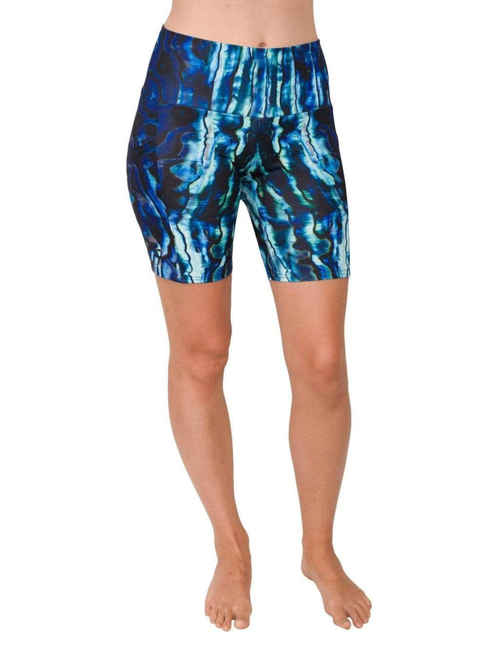 Model: Laura is our Chief Product Officer at Waterlust, a scuba diver, kiter and recreational yogi. She is 5’10, 147 lbs and is wearing a size M.