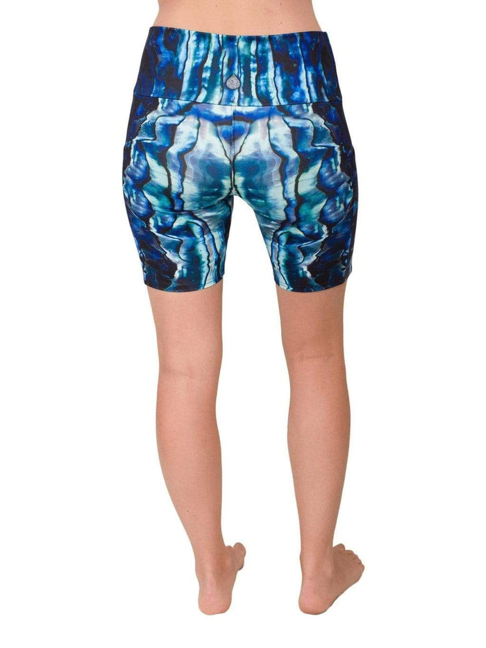 Model: Laura is our Chief Product Officer at Waterlust, a scuba diver, kiter and recreational yogi. She is 5’10, 147 lbs and is wearing a size M.