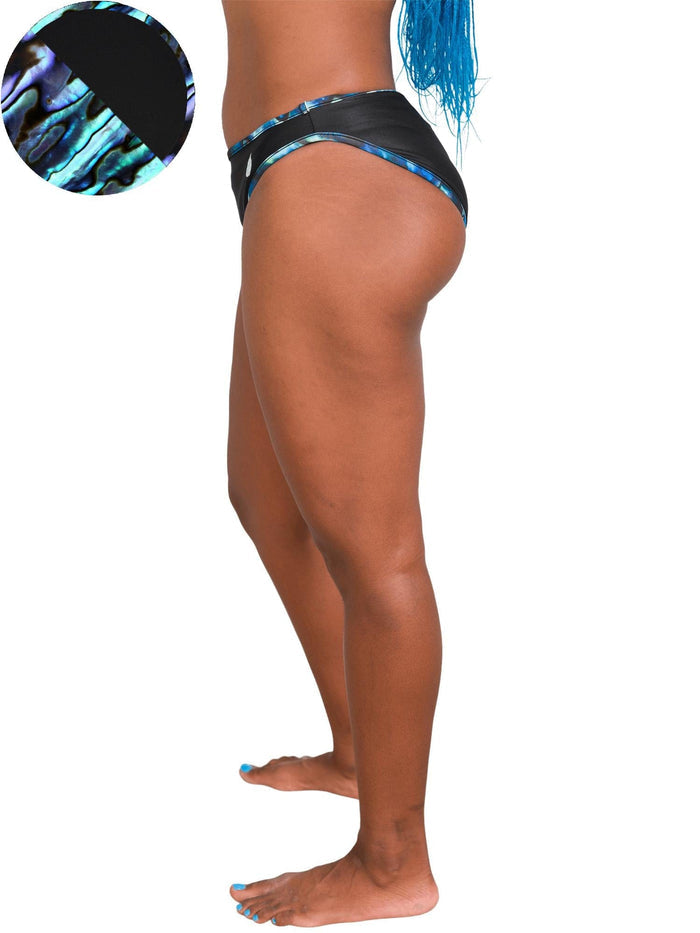 Model: Carlee is a shark & sea turtle scientist and co-founder of Minorities in Shark Sciences. She is 5'7", 145 lbs, 36C and is wearing a size S.