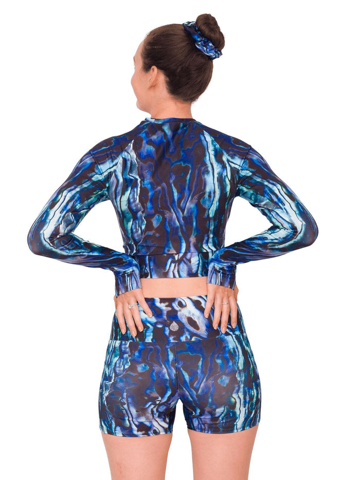 Model: Laura is our Chief Product Officer at Waterlust, a scuba diver, kiter and recreational yogi. She is 5’10, 147 lbs, 34B and is wearing a size S.