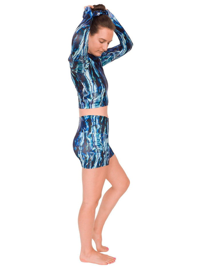 Model: Laura is our Chief Product Officer at Waterlust, a scuba diver, kiter and recreational yogi. She is 5’10, 147 lbs, 34B and is wearing a size S.