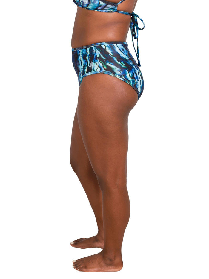 Model: Kayelyn is a marine biologist and underwater photographer. She is 5'4, 146 lbs, 34C and is wearing a size M.