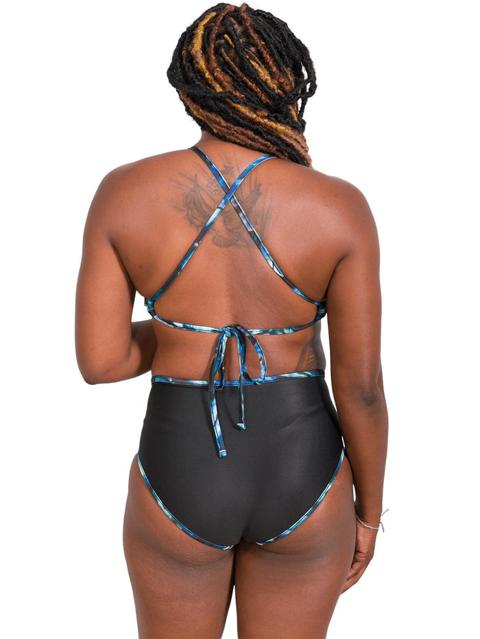 Model: Kayelyn is a marine biologist and underwater photographer. She is 5'4, 146 lbs, 34C and is wearing a size M.