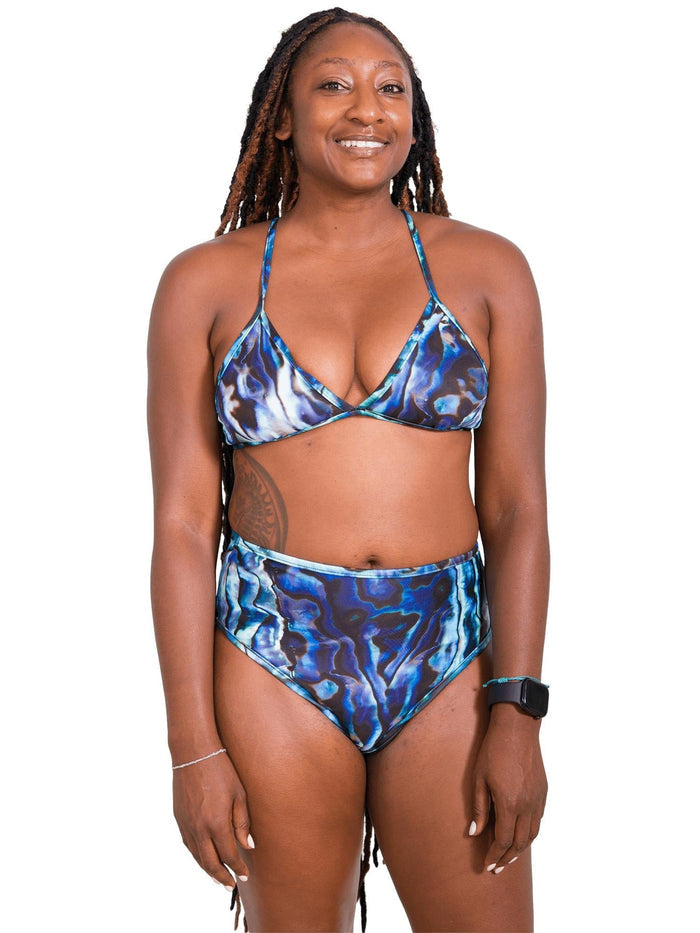 Model: Kayelyn is a marine biologist and underwater photographer. She is 5'4, 146 lbs, 34C and is wearing a size M.