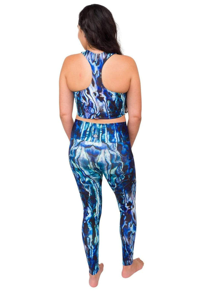 Model: Danielle is a marine GIS analyst who works in coastal habitats. She is 5'8", 155 lbs, 34D and is wearing a size M top and legging.