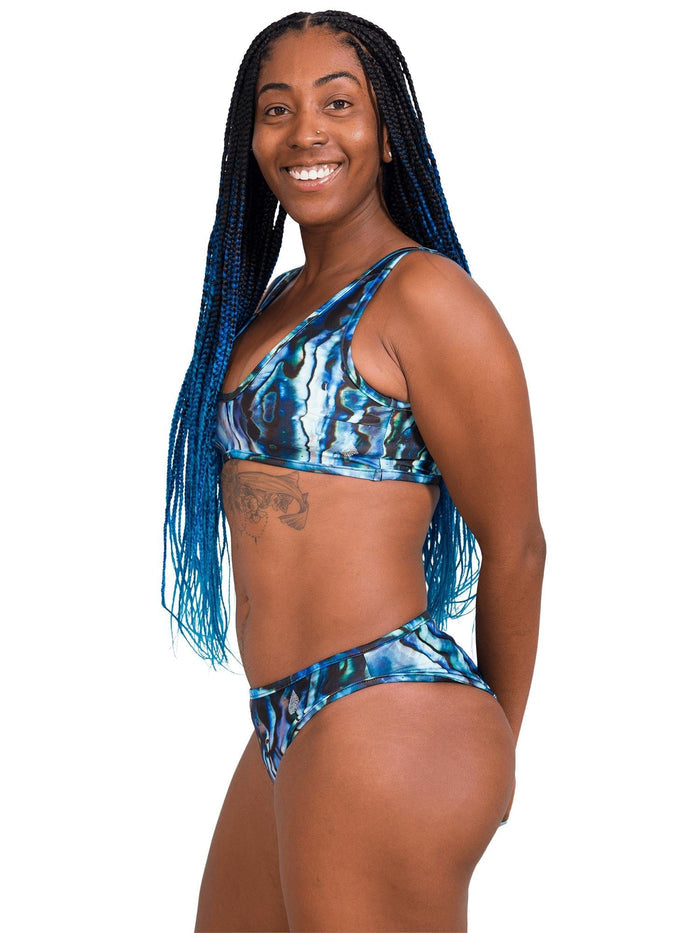Model: Carlee is a shark & sea turtle scientist and co-founder of Minorities in Shark Sciences. She is 5'7", 145 lbs, 36C and is wearing a size S.