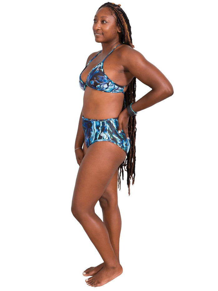 Model: Kayelyn is a marine biologist and underwater photographer. She is 5'4, 146 lbs, 34C and is wearing a size M.