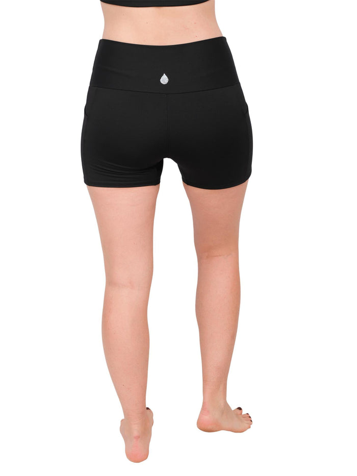 Model: Laura is our Chief Product Officer at Waterlust, a scuba diver, kiter and recreational yogi. She is 5’11, 147 lbs, 34B and is wearing a size M.
