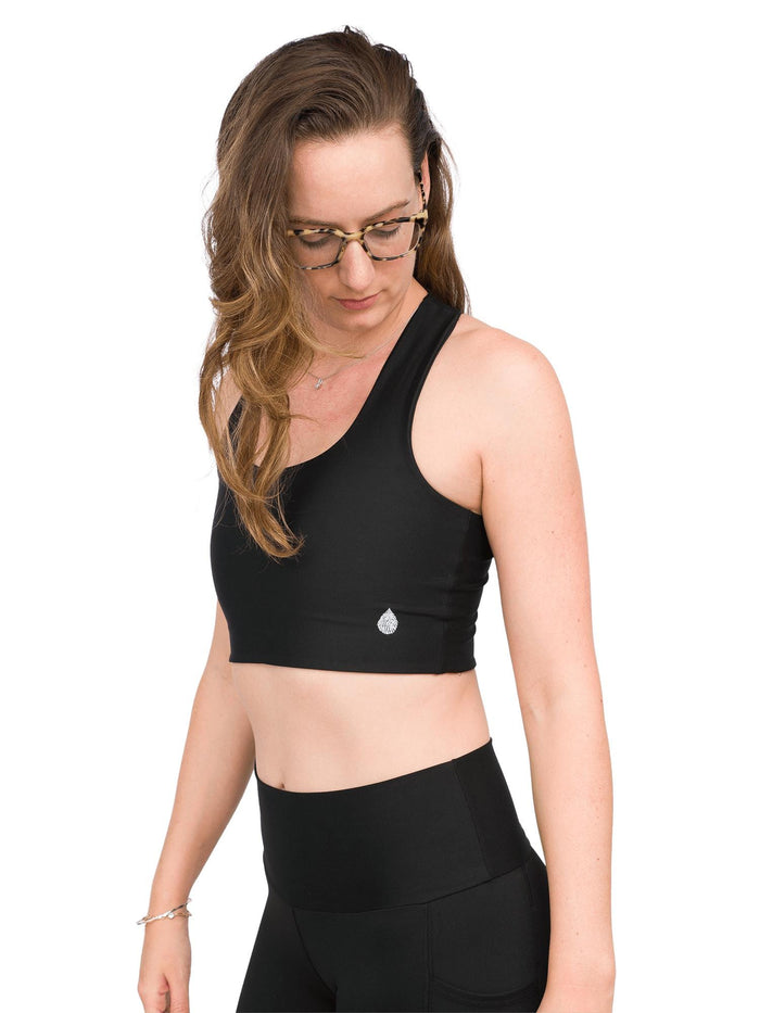 Model: Laura is our Chief Product Officer at Waterlust, a scuba diver, kiter and recreational yogi. She is 5’11, 147 lbs, 34B and is wearing a size M.