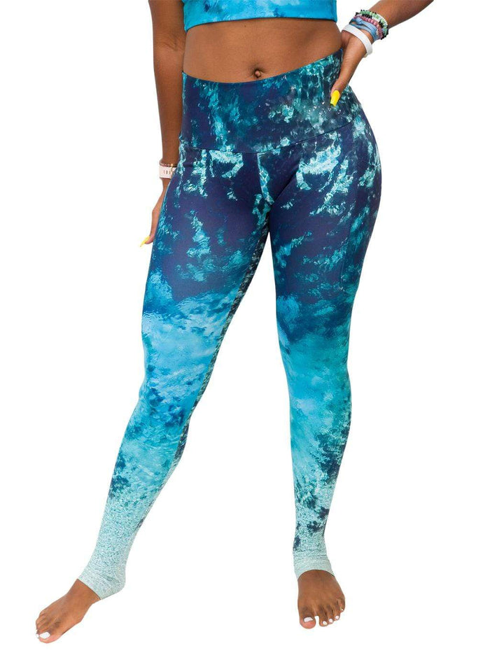 Model: Carlee is a shark & sea turtle scientist and co-founder of Minorities in Shark Sciences. She is 5'7", 145 lbs and is wearing a M.