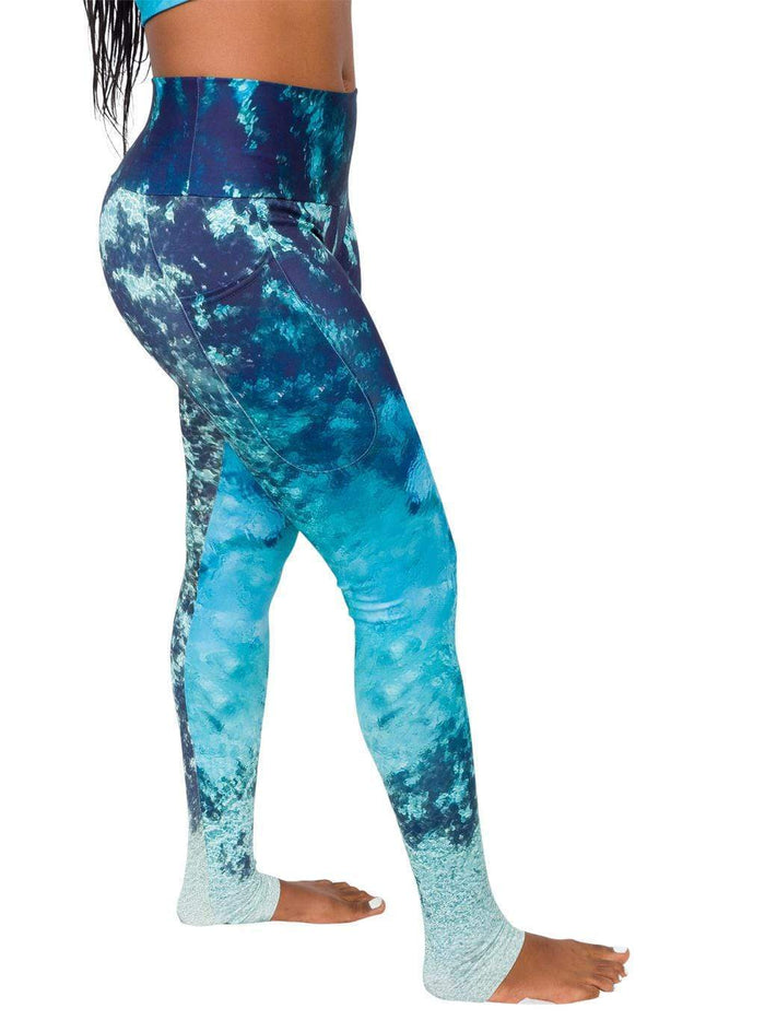 Model: Carlee is a shark & sea turtle scientist and co-founder of Minorities in Shark Sciences. She is 5'7", 145 lbs and is wearing a M.