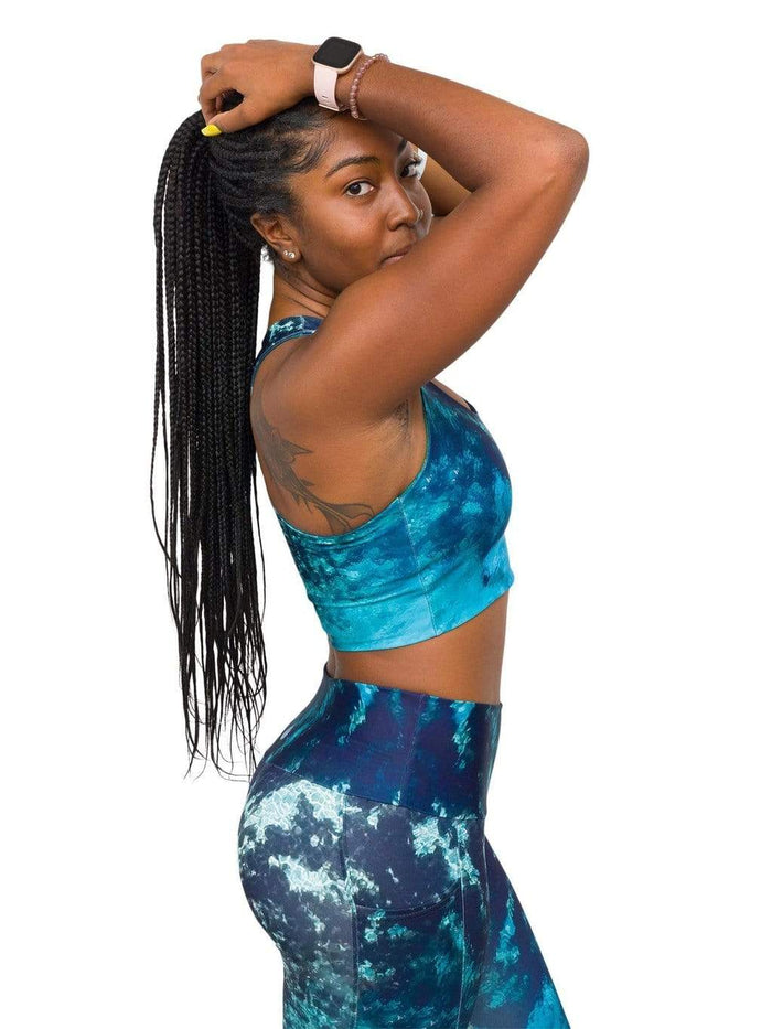 Model: Carlee is a shark & sea turtle scientist and co-founder of Minorities in Shark Sciences. She is 5'7", 145 lbs, 36C and is wearing a M legging and S top.