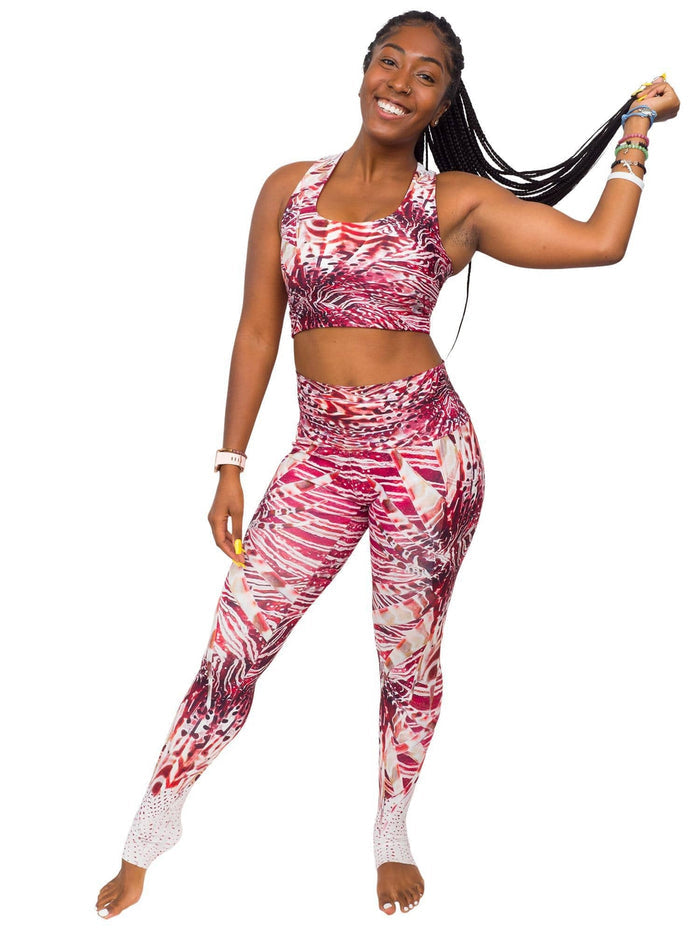 Model: Carlee is a shark & sea turtle scientist and co-founder of Minorities in Shark Sciences. She is 5'7", 145 lbs, 36C and is wearing a M legging and S top.