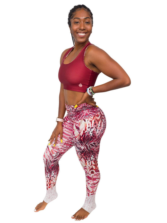Model: Carlee is a shark & sea turtle scientist and co-founder of Minorities in Shark Sciences. She is 5'7", 145 lbs, 36C and is wearing a M legging and S top.