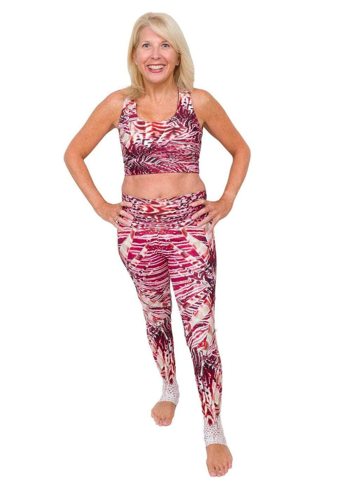 Model: Amy is an active environmental volunteer and divemaster. She is 5'3", 128 lbs, 36B and is wearing a L legging and M top.