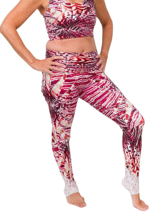 Model: Amy is an active environmental volunteer and divemaster. She is 5'3", 128 lbs, 36B and is wearing a L legging and M top.