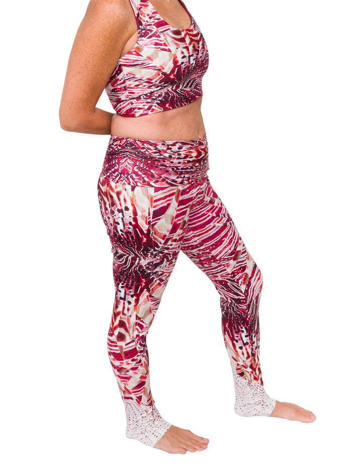 Model: Amy is an active environmental volunteer and divemaster. She is 5'3", 128 lbs, 36B and is wearing a L legging and M top.