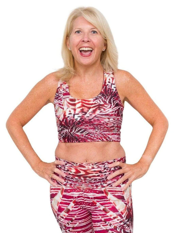Model: Amy is an active environmental volunteer and divemaster. She is 5'3", 128 lbs, 36B and is wearing a L legging and M top.
