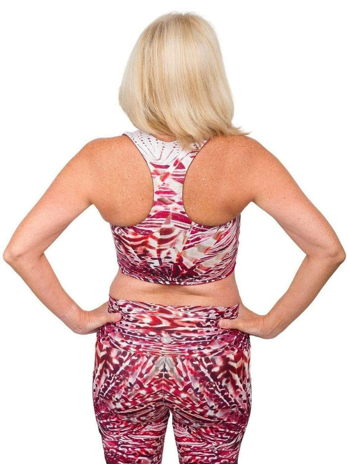 Model: Amy is an active environmental volunteer and divemaster. She is 5'3", 128 lbs, 36B and is wearing a L legging and M top.