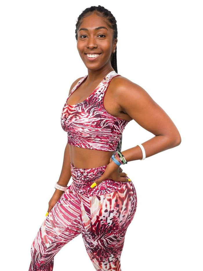 Model: Carlee is a shark & sea turtle scientist and co-founder of Minorities in Shark Sciences. She is 5'7", 145 lbs, 36C and is wearing a M legging and S top.