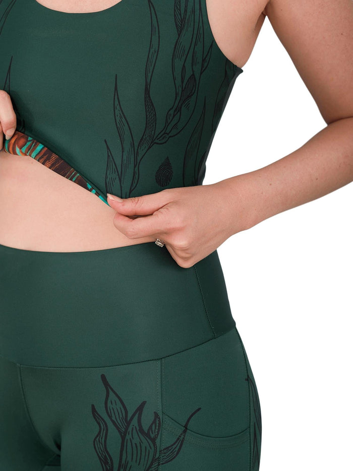 Model: Two in one, the kelp top is reversible!