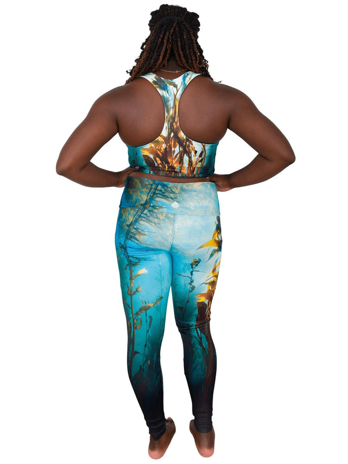 Model: Ianna is currently pursing a Master's degree in Marine Biology at the University of Miami. She is 5'6, 175 lbs and is wearing a size L.