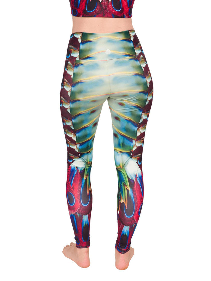 Model: Laura is our Chief Product Officer at Waterlust, a scuba diver, kiter and recreational yogi. She is 5’10, 147 lbs, 34B and is wearing a M legging.