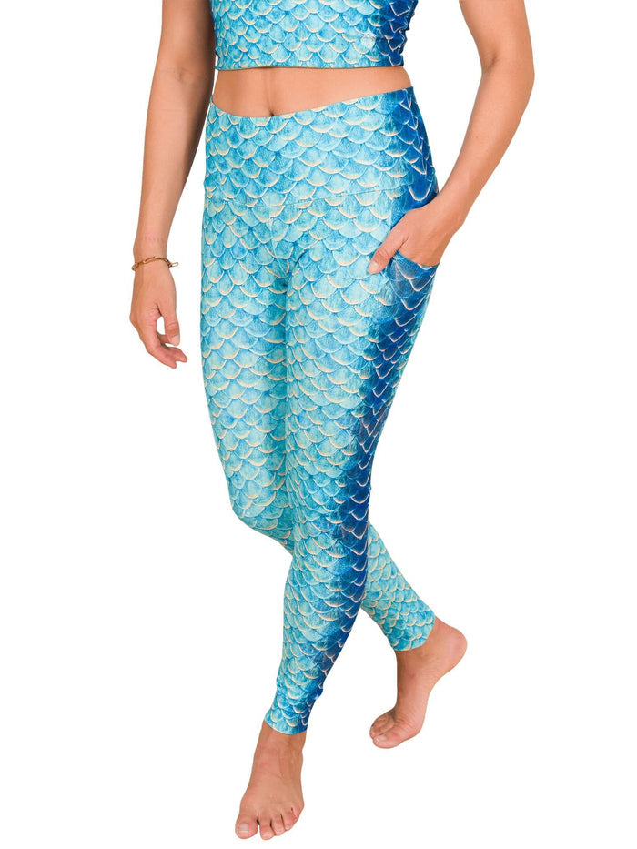 Model: Dr. Shelby Thomas is a marine scientist and Founder of Ocean Rescue Alliance International whose work spans restoration, conservation, and population genetics. She is 5'6", 145lbs, 34B, and wearing a M reversible top and leggings.