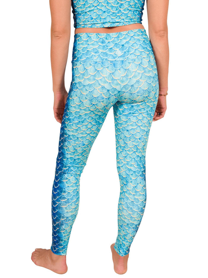 Model: Dr. Shelby Thomas is a marine scientist and Founder of Ocean Rescue Alliance International whose work spans restoration, conservation, and population genetics. She is 5'6", 145lbs, 34B, and wearing a M reversible top and leggings.