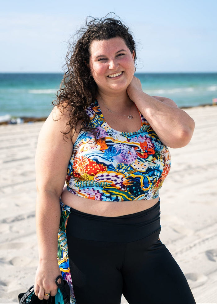 Model: Kela is a marine conservationist who strives to connect students with educational opportunities to help expand the reach of the marine science field. She is 5’5”, 185 lbs, 36F and is wearing a size XL.