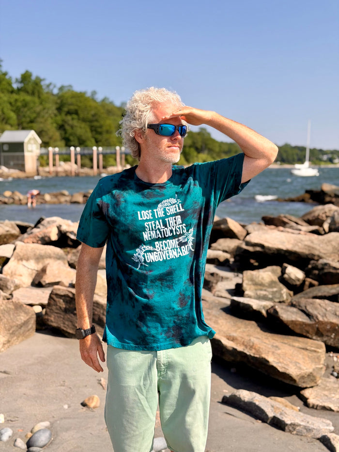 Model: Patrick is the CEO and founder of Waterlust. He is 6'1", 175 lbs and is wearing a size L.