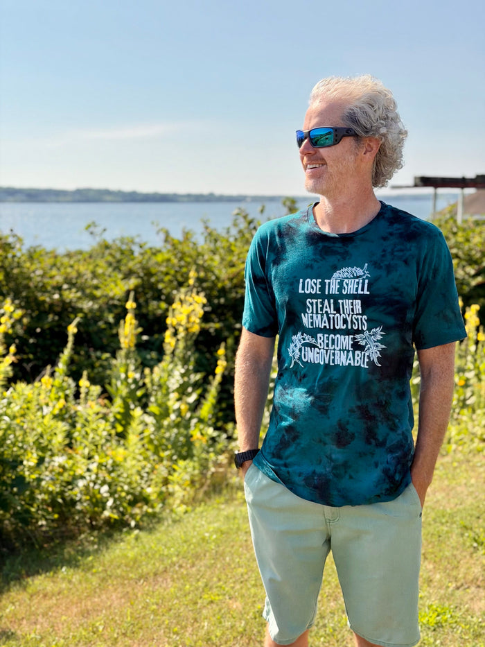 Model: Patrick is the CEO and founder of Waterlust. He is 6'1", 175 lbs and is wearing a size L.
