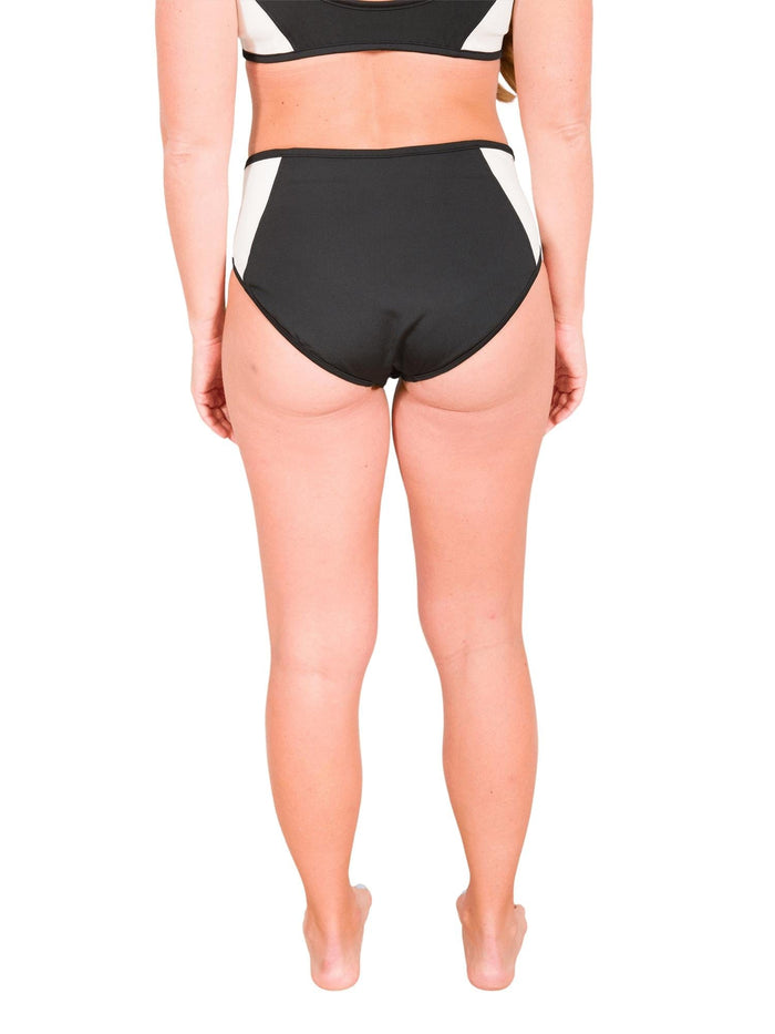 Model: Allyson is a coral biologist. She is 5’4”, 145lbs, 34C and is wearing a size M.