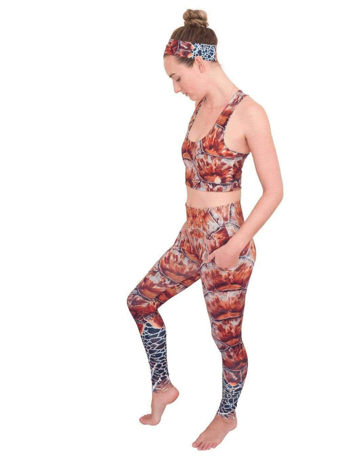 Model: Laura is our Chief Product Officer at Waterlust, a scuba diver, kiter and recreational yogi. She is 5’10, 147 lbs, 34B and is wearing a S top and M legging.