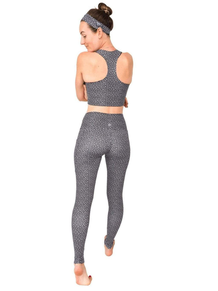 Model: Laura is our Chief Product Officer at Waterlust, a scuba diver, kiter and recreational yogi. She is 5’10, 147 lbs, 34B and is wearing a S top and M legging.