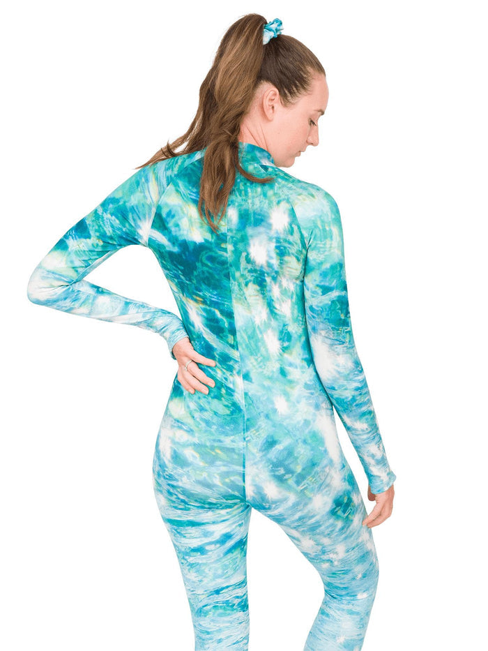 Model: Laura is our Chief Product Officer at Waterlust, a scuba diver, kiter and recreational yogi. She is 5’10, 147 lbs, 34B and is wearing a size M.