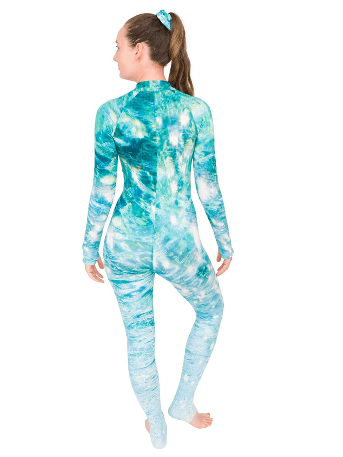 Model: Laura is our Chief Product Officer at Waterlust, a scuba diver, kiter and recreational yogi. She is 5’10, 147 lbs, 34B and is wearing a size M.