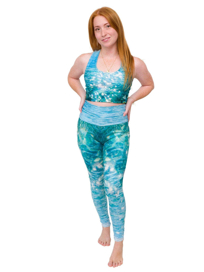 Model: Meggan is working on a masters degree in marine science and has worked as a coral scientist. She is 5'1", 105 lbs, 32A and is wearing an XS top and legging.