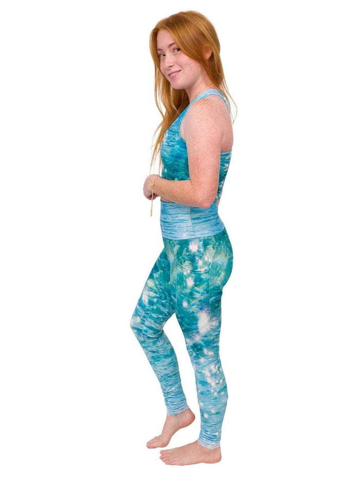 Model: Meggan is working on a masters degree in marine science and has worked as a coral scientist. She is 5'1", 105 lbs, 32A and is wearing an XS top and legging.