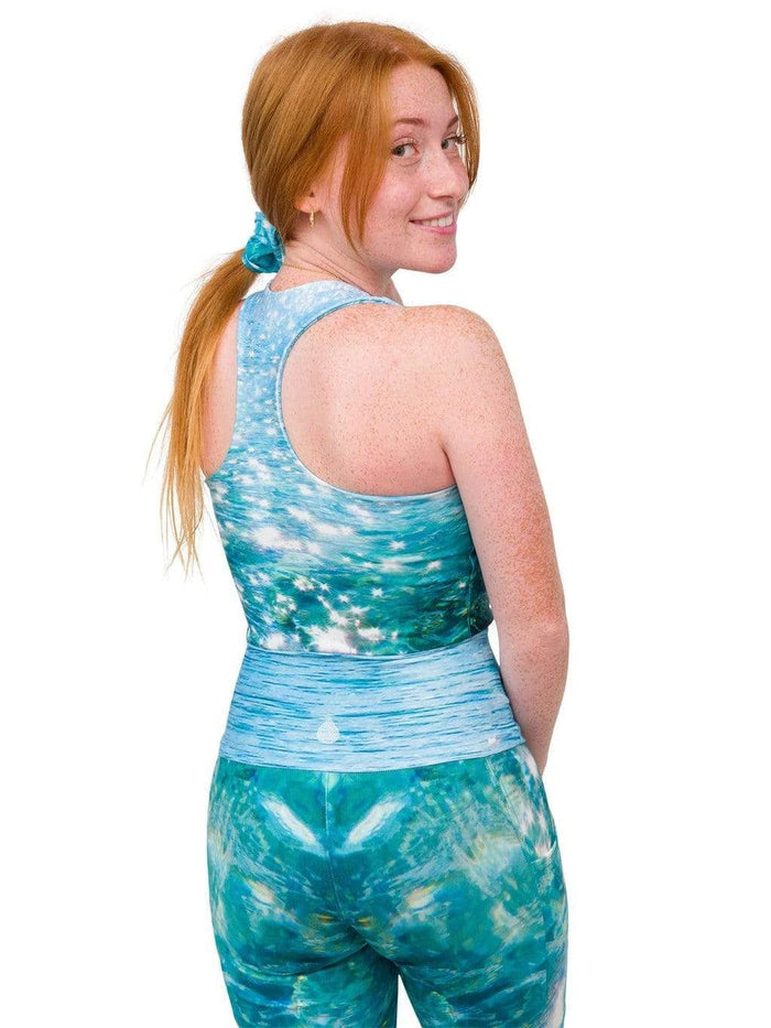 Model: Meggan is working on a masters degree in marine science and has worked as a coral scientist. She is 5'1", 105 lbs, 32A and is wearing an XS top and legging.