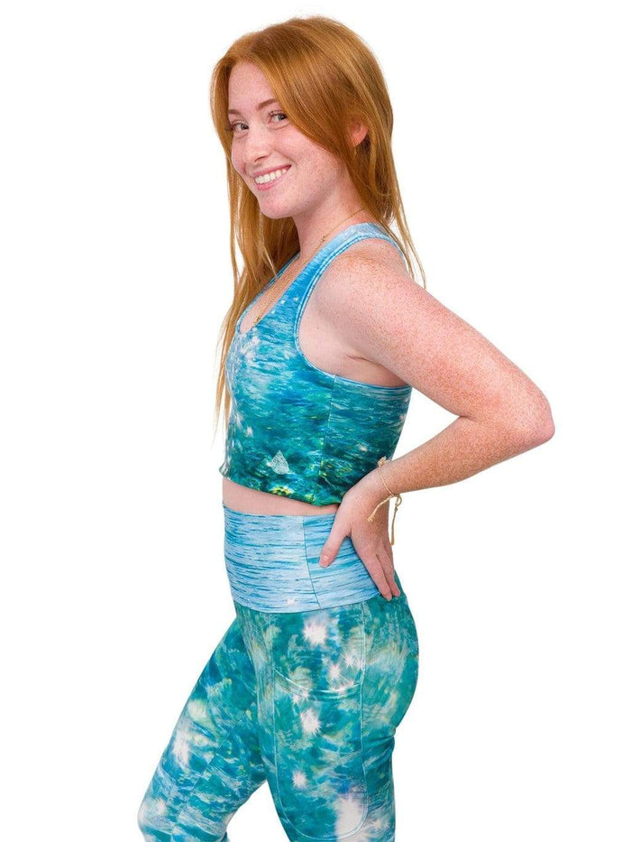 Model: Meggan is working on a masters degree in marine science and has worked as a coral scientist. She is 5'1", 105 lbs, 32A and is wearing an XS top and legging.