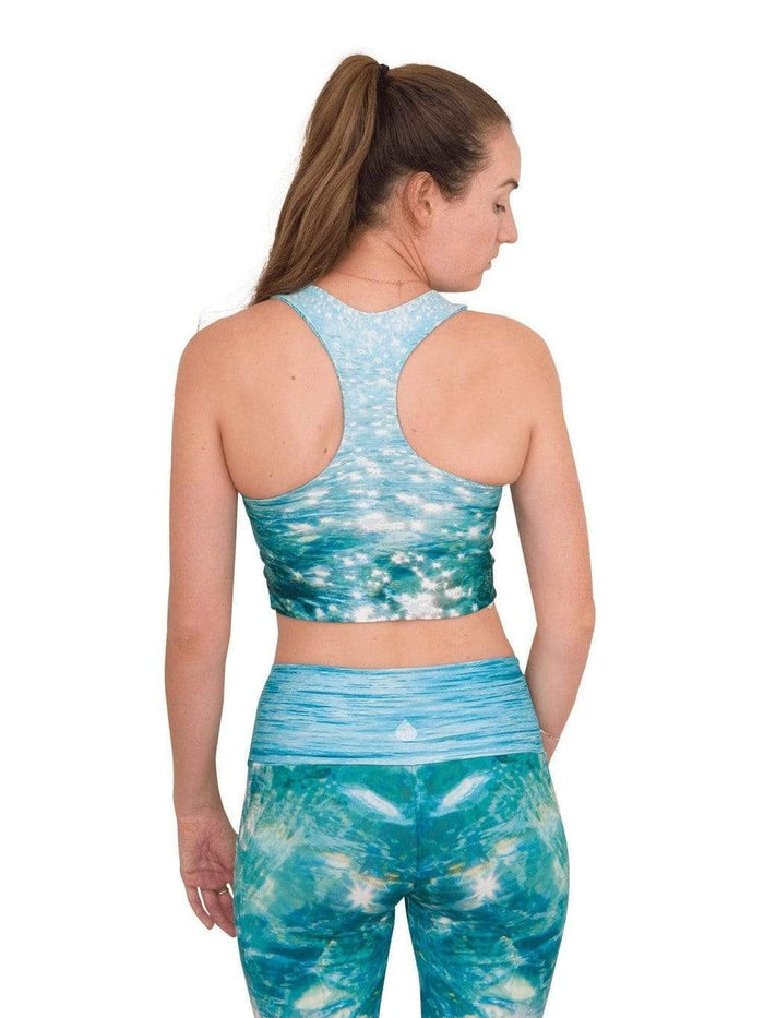 Model: Laura is our Chief Product Officer at Waterlust, a scuba diver, kiter and recreational yogi. She is 5’10, 147 lbs, 34B and is wearing a S top and M legging.