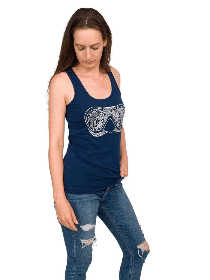 Model: Laura is our Chief Product Officer at Waterlust, a scuba diver, kiter and recreational yogi. She is 5’10, 147 lbs, 34B and is wearing a size M tank.