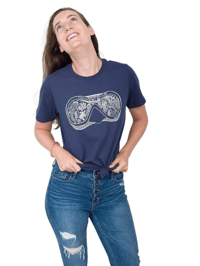 Model: Laura is our Director of Apparel at Waterlust. She is 5’10, 147 lbs, 34B  and is wearing a size S.