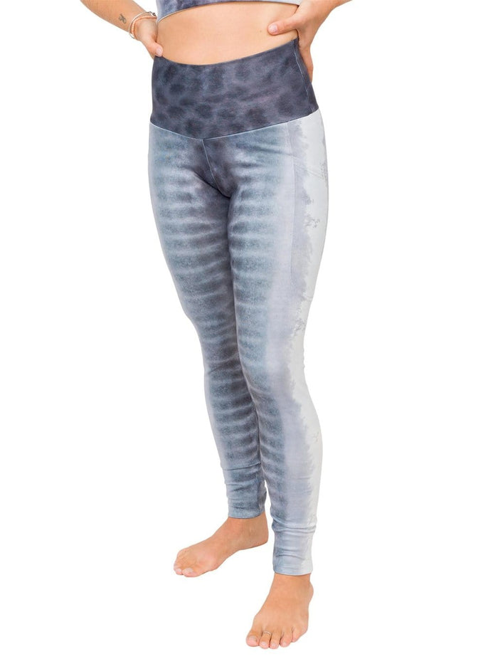 Model: Erin is a coral ecologist and Program Manager here at Waterlust. She 4'11", 110 lbs and is wearing an XS.