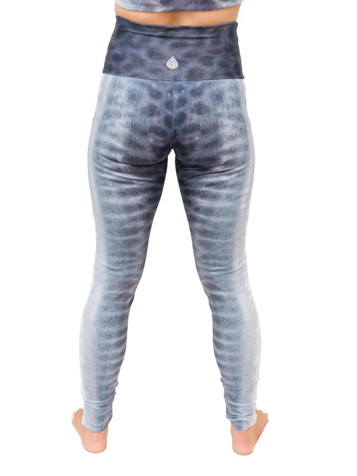 Model: Erin is a coral ecologist and Program Manager here at Waterlust. She 4'11", 110 lbs and is wearing an XS.