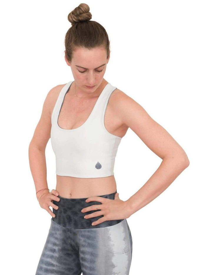 Model: Laura is our Chief Product Officer at Waterlust, a scuba diver, kiter and recreational yogi. She is 5’10, 147 lbs, 34B and is wearing a S top and M legging.