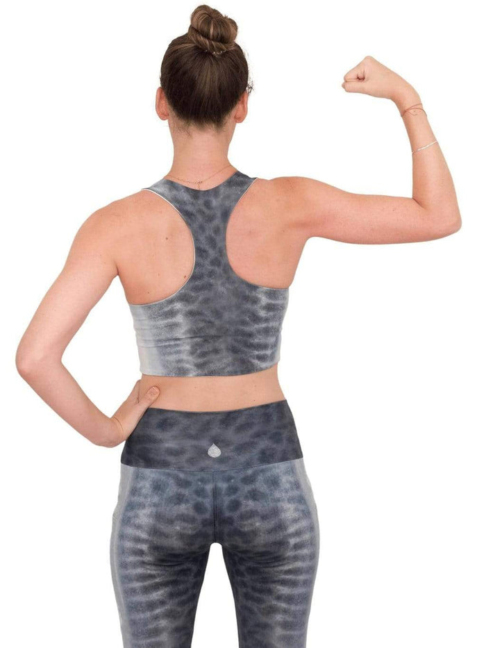 Model: Laura is our Chief Product Officer at Waterlust, a scuba diver, kiter and recreational yogi. She is 5’10, 147 lbs, 34B and is wearing a S top and M legging.